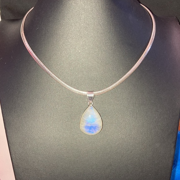 925 Omega chain with 925 Moonstone pendant. Genuine.​​​ - Picture 5 of 10